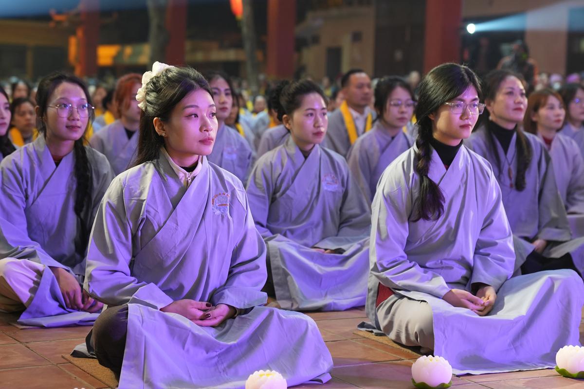 Hà Nội: Lung linh ánh sáng giác ngộ trong Đêm hội Hoa đăng mừng Đức Phật Thành đạo tại chùa Bằng插图8