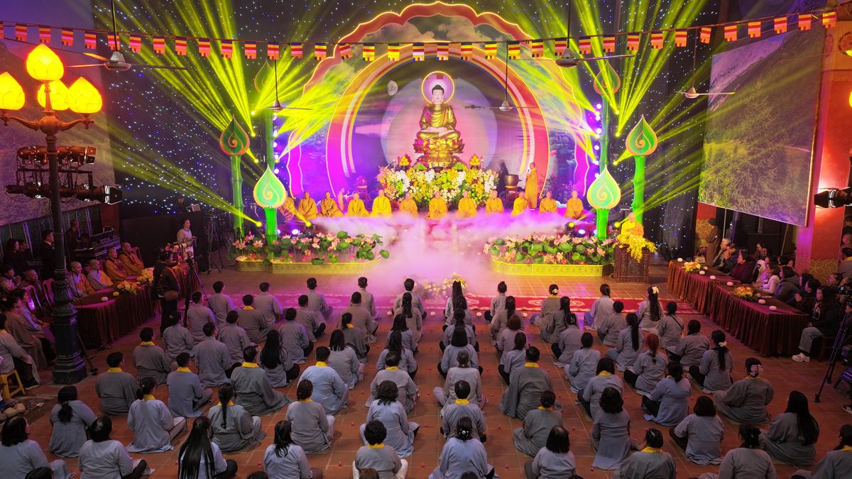 Hà Nội: Lung linh ánh sáng giác ngộ trong Đêm hội Hoa đăng mừng Đức Phật Thành đạo tại chùa Bằng插图10