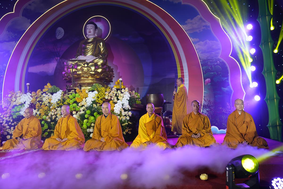 Hà Nội: Lung linh ánh sáng giác ngộ trong Đêm hội Hoa đăng mừng Đức Phật Thành đạo tại chùa Bằng插图11