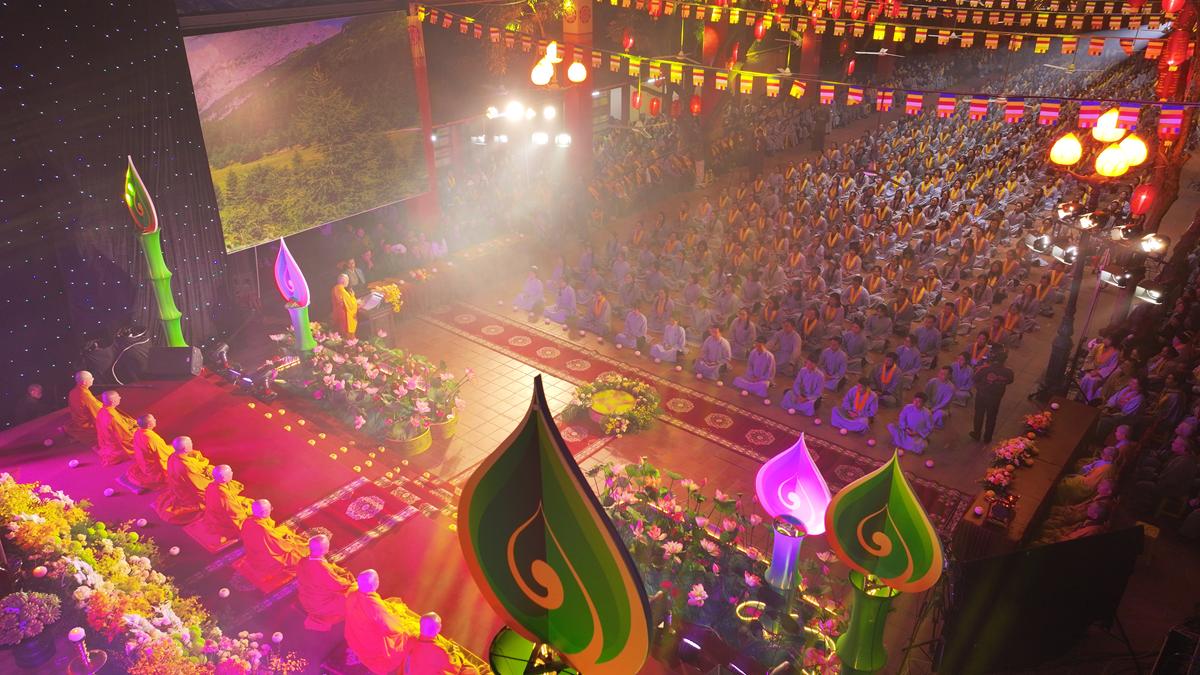 Hà Nội: Lung linh ánh sáng giác ngộ trong Đêm hội Hoa đăng mừng Đức Phật Thành đạo tại chùa Bằng插图12