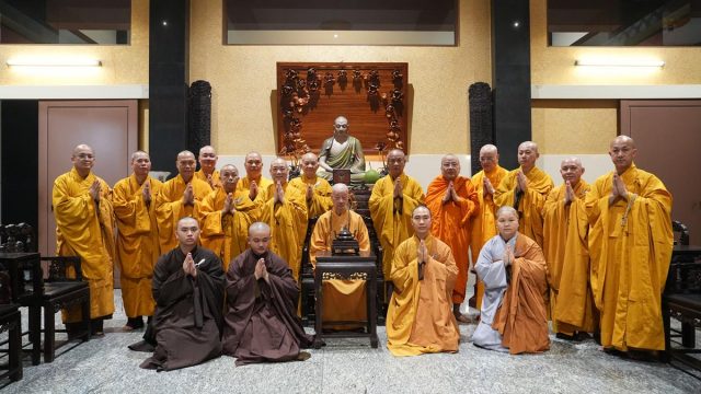 Lãnh đạo Ban Hoằng pháp TW, BTS GHPGVN TP Hà Nội và tỉnh Ninh Bình khánh tuế Đức Pháp chủ GHPGVN插图