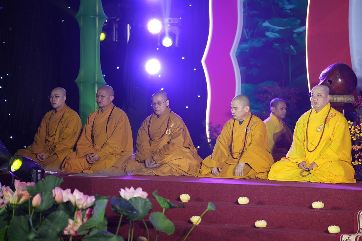 Hà Nội: Lung linh ánh sáng giác ngộ trong Đêm hội Hoa đăng mừng Đức Phật Thành đạo tại chùa Bằng插图15