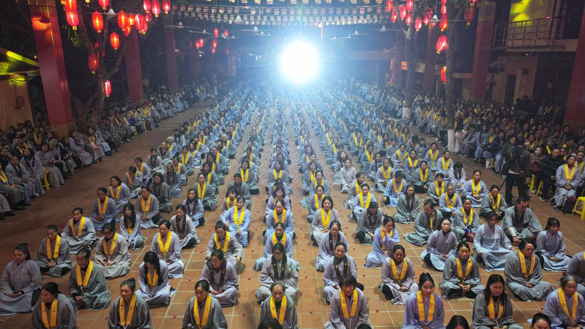 Hà Nội: Lung linh ánh sáng giác ngộ trong Đêm hội Hoa đăng mừng Đức Phật Thành đạo tại chùa Bằng插图20