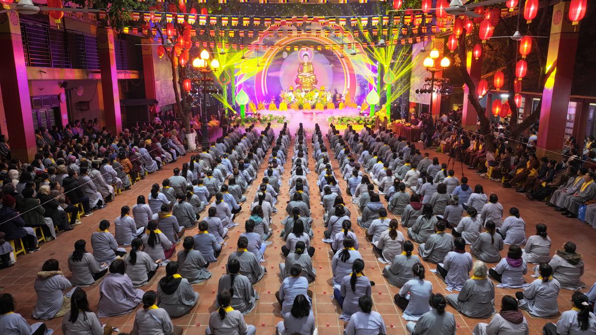 Hà Nội: Lung linh ánh sáng giác ngộ trong Đêm hội Hoa đăng mừng Đức Phật Thành đạo tại chùa Bằng插图21