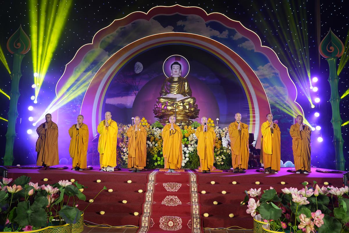 Hà Nội: Lung linh ánh sáng giác ngộ trong Đêm hội Hoa đăng mừng Đức Phật Thành đạo tại chùa Bằng插图1