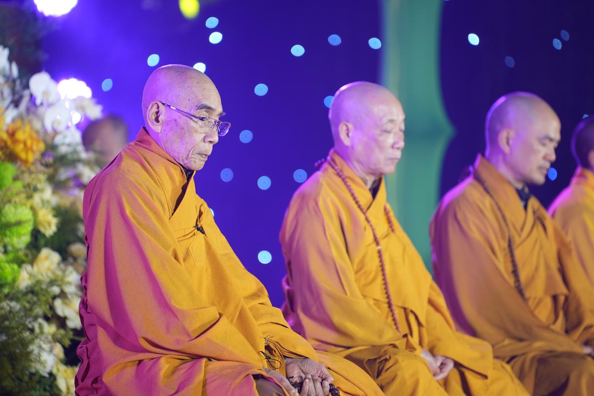 Hà Nội: Lung linh ánh sáng giác ngộ trong Đêm hội Hoa đăng mừng Đức Phật Thành đạo tại chùa Bằng插图22