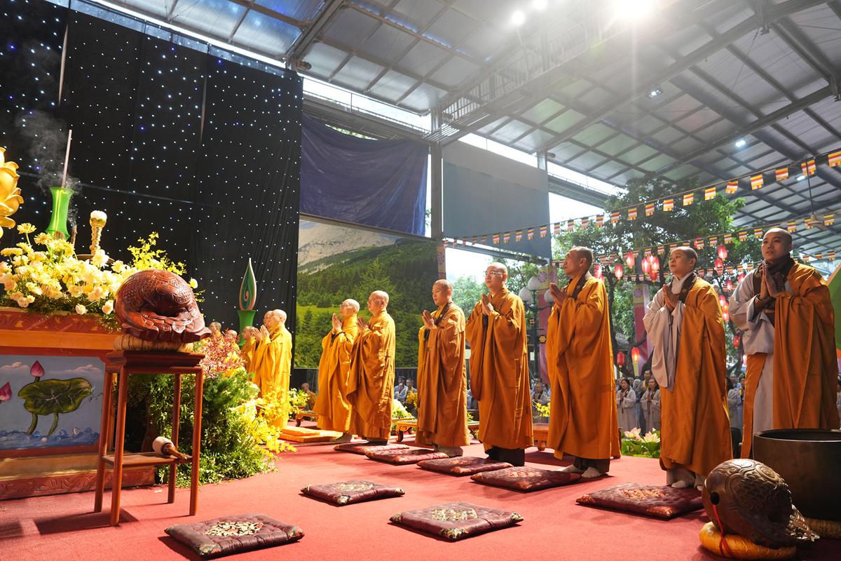 Hà Nội: Lễ kỷ niệm ngày Đức Phật Thành đạo và 28 năm hình thành Đạo tràng Pháp Hoa miền Bắc tại chùa Bằng插图22