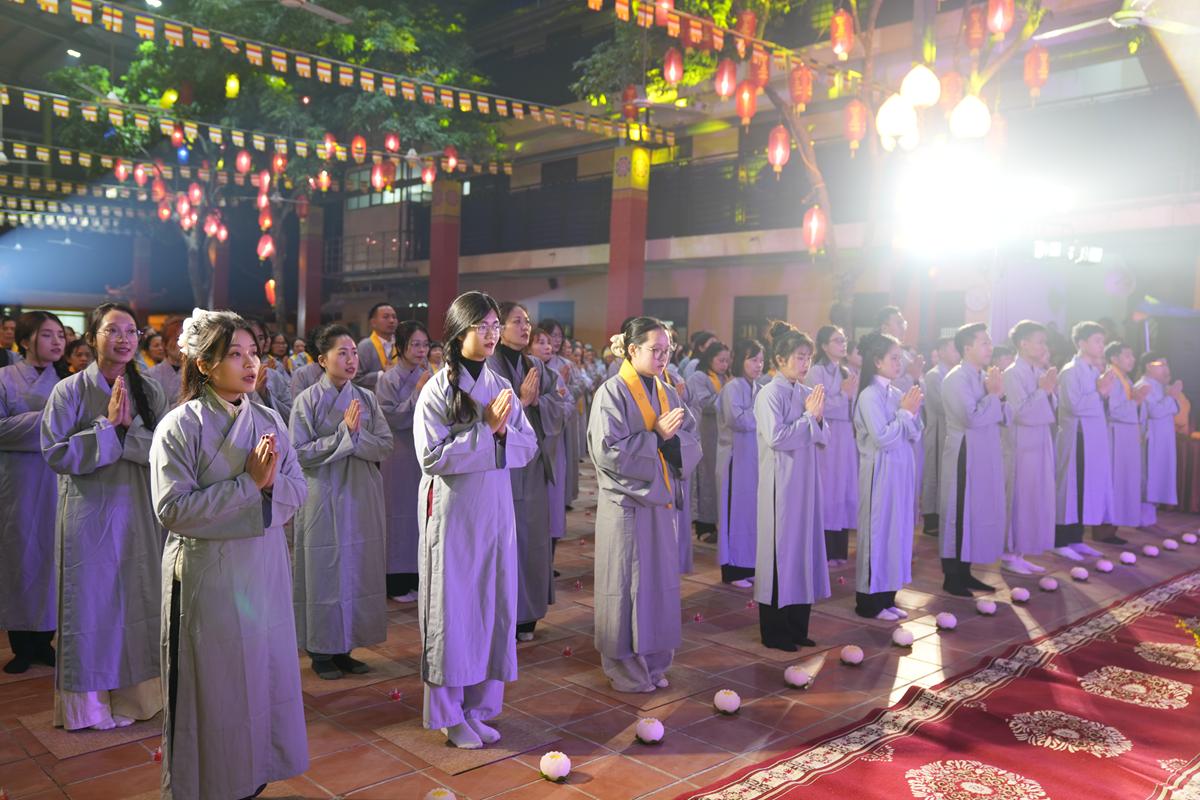 Hà Nội: Lung linh ánh sáng giác ngộ trong Đêm hội Hoa đăng mừng Đức Phật Thành đạo tại chùa Bằng插图2