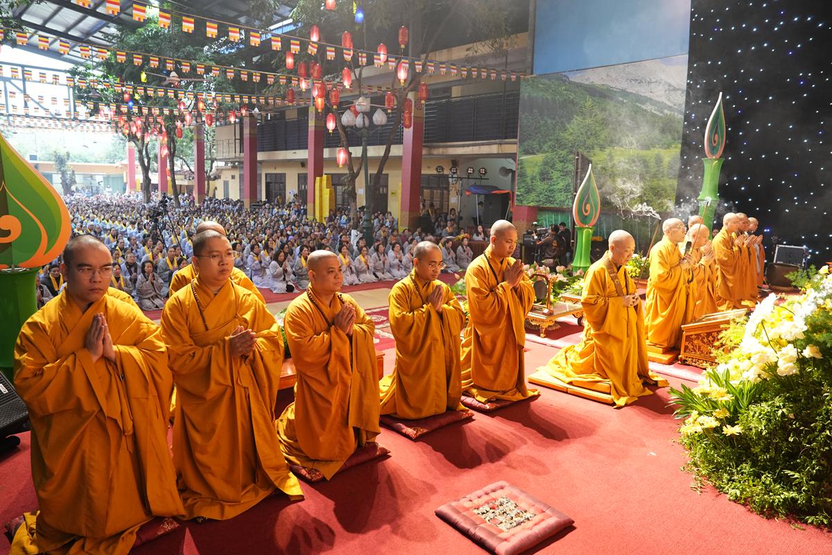 Hà Nội: Lễ kỷ niệm ngày Đức Phật Thành đạo và 28 năm hình thành Đạo tràng Pháp Hoa miền Bắc tại chùa Bằng插图60