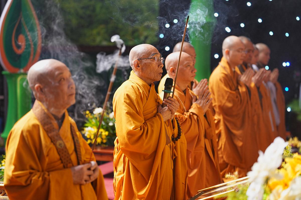 Hà Nội: Lễ kỷ niệm ngày Đức Phật Thành đạo và 28 năm hình thành Đạo tràng Pháp Hoa miền Bắc tại chùa Bằng插图61