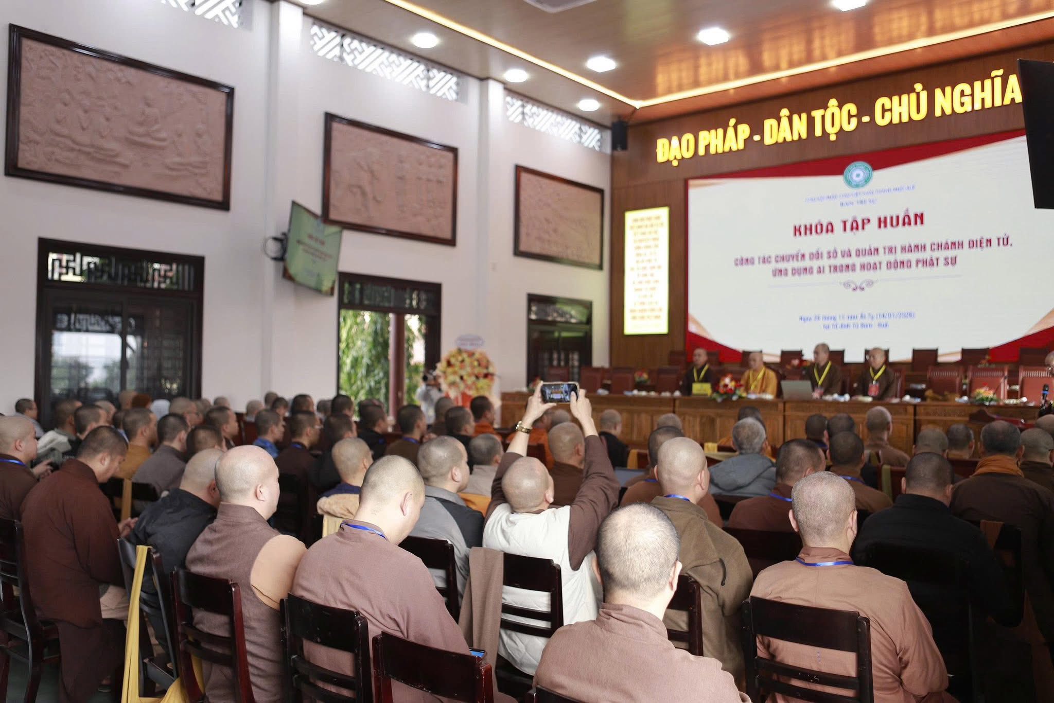 Văn phòng 2 GHPGVN hướng dẫn ứng dụng Trí tuệ nhân tạo vào hành chính và hoằng pháp cho Phật giáo TP. Huế插图3