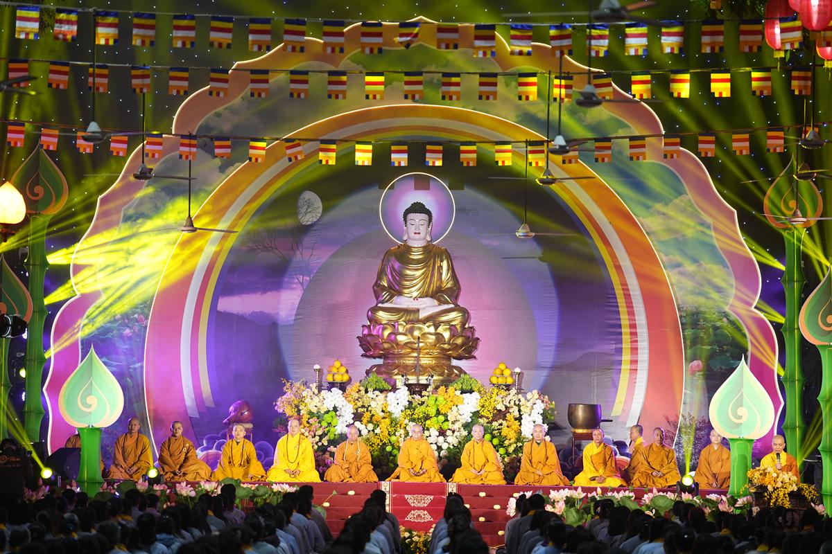 Hà Nội: Lung linh ánh sáng giác ngộ trong Đêm hội Hoa đăng mừng Đức Phật Thành đạo tại chùa Bằng插图6