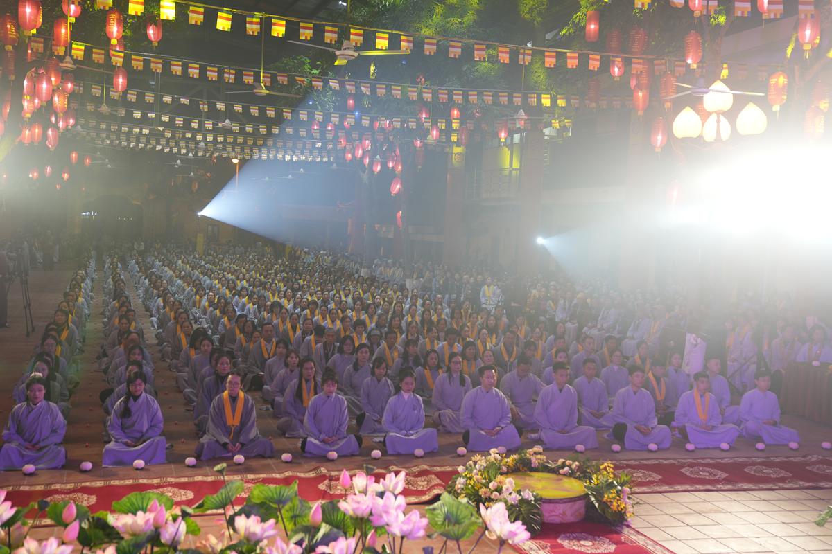 Hà Nội: Lung linh ánh sáng giác ngộ trong Đêm hội Hoa đăng mừng Đức Phật Thành đạo tại chùa Bằng插图7