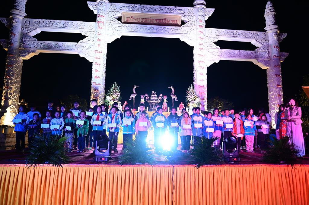 Hải Phòng: Quỹ từ thiện Chân Như chùa Hồng Phúc trao gần 260 triệu đồng cho các em học sinh, sinh viên插图75