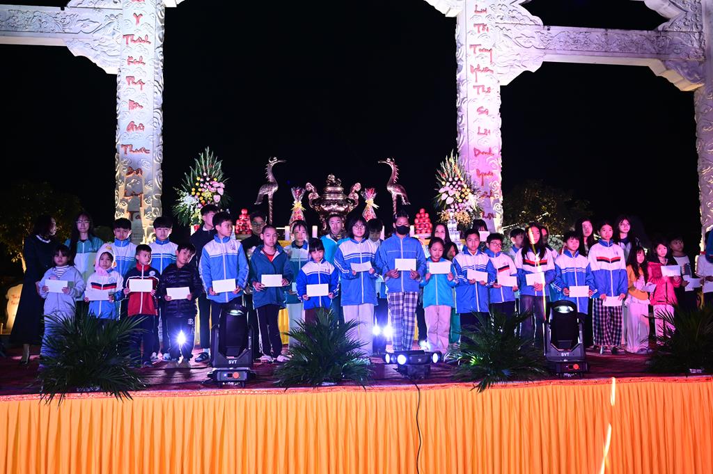 Hải Phòng: Quỹ từ thiện Chân Như chùa Hồng Phúc trao gần 260 triệu đồng cho các em học sinh, sinh viên插图78