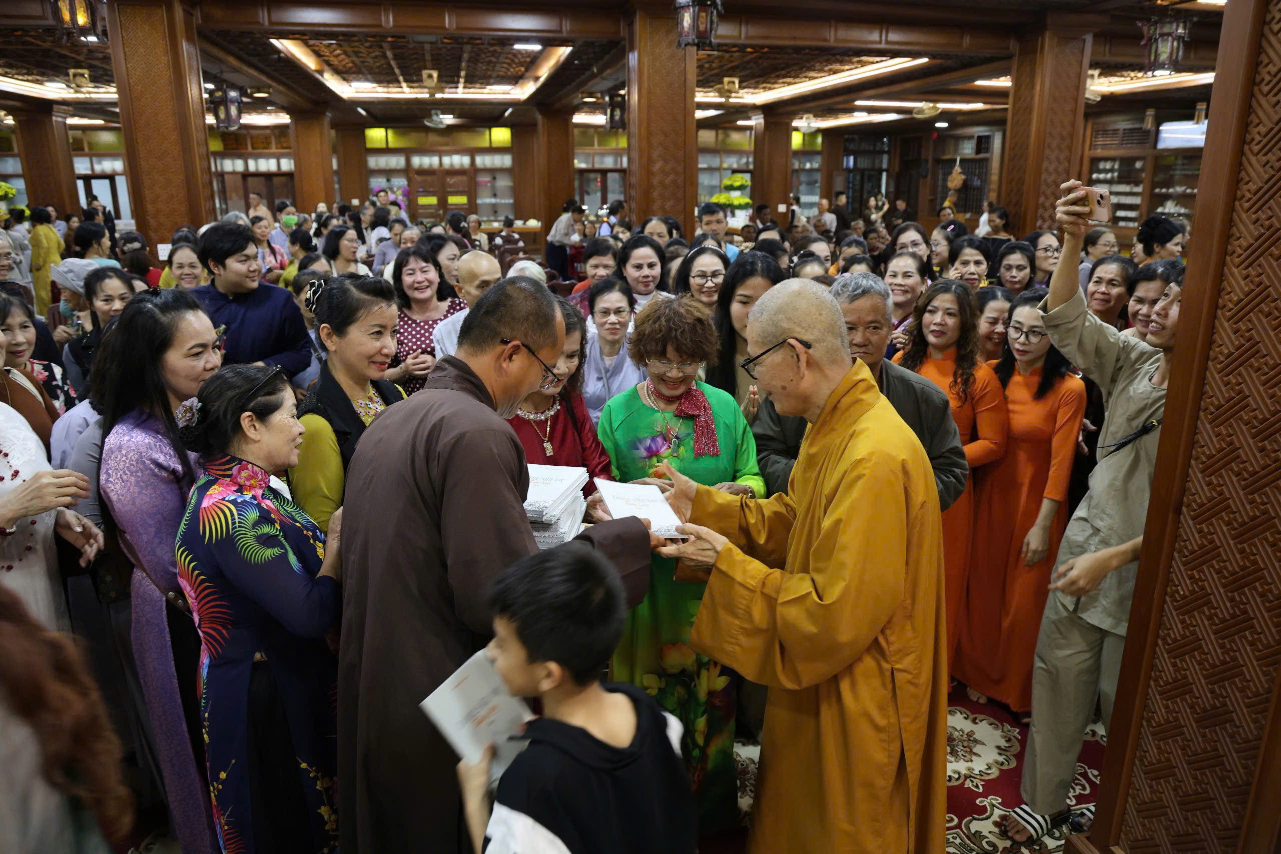Đắk lắk: Ra mắt tập thơ “Dòng sữa mẹ thiêng liêng” của tác giả Hoài Nguyên Thủy (HT. Thích Châu Quang)插图12
