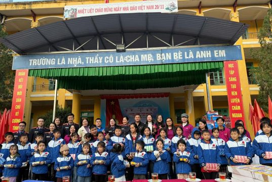 Nhóm thiện nguyện “áo ấm trao yêu thương” – lan tỏa hạnh từ bi trên những nẻo đường cao nguyên