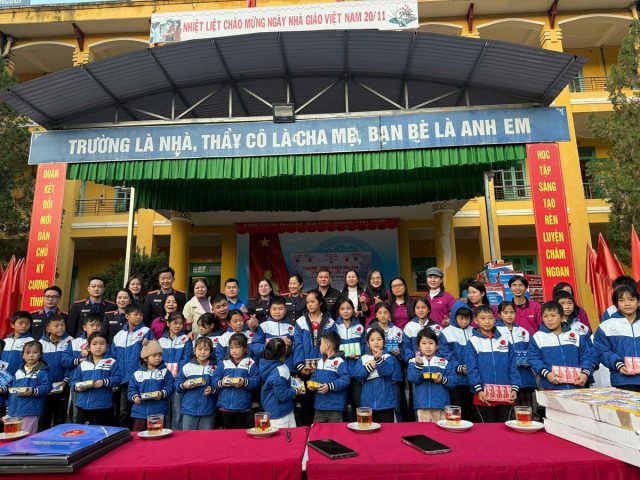 Nhóm thiện nguyện “áo ấm trao yêu thương” – lan tỏa hạnh từ bi trên những nẻo đường cao nguyên插图