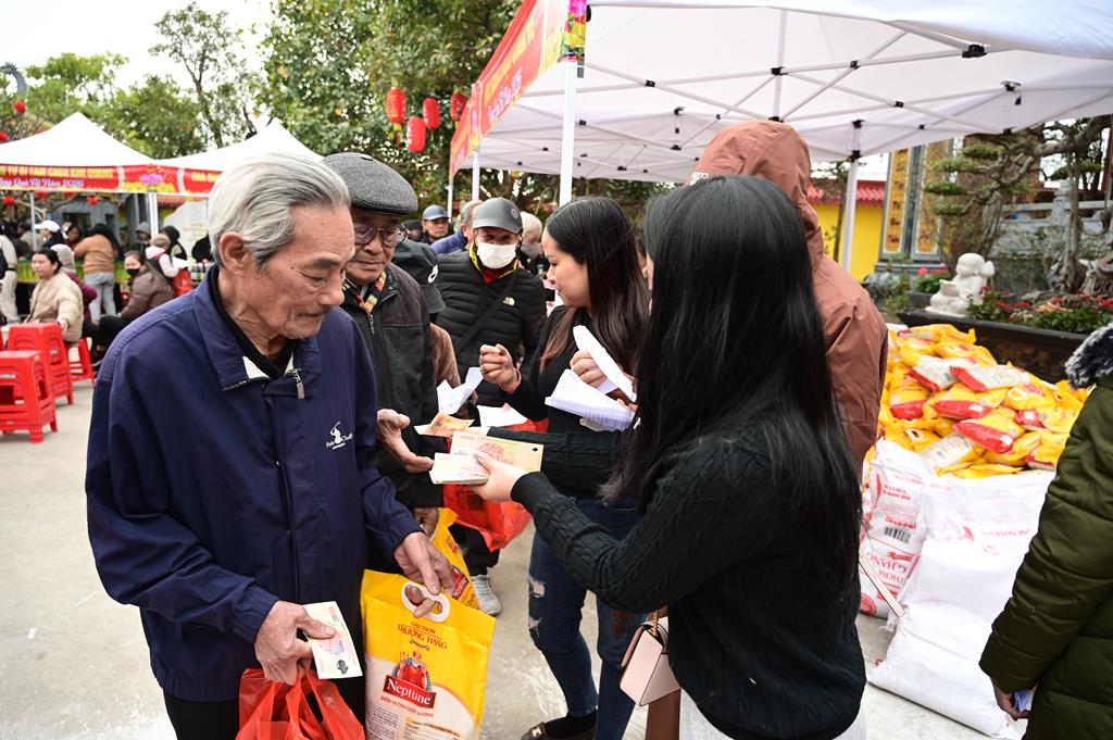 Hải Phòng: Ấm áp, nhộn nhịp phiên “Chợ Tết 0 đồng” tại chùa Kim Quang (Lũng Đông)插图54
