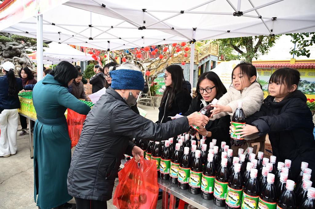 Hải Phòng: Ấm áp, nhộn nhịp phiên “Chợ Tết 0 đồng” tại chùa Kim Quang (Lũng Đông)插图14