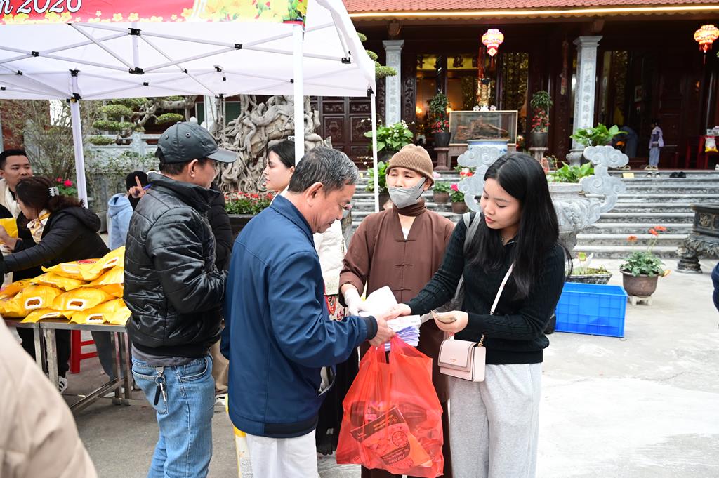 Hải Phòng: Ấm áp, nhộn nhịp phiên “Chợ Tết 0 đồng” tại chùa Kim Quang (Lũng Đông)插图18