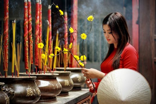 “Em lễ chùa này” – bài kinh bằng thơ nhẹ nhàng mà thấm đẫm triết lý