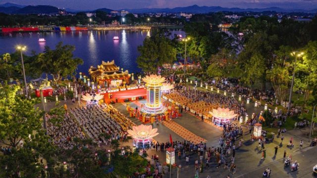 Tối ngày 07/06/2026 (nhằm ngày 22/04 năm Bính Ngọ), tại Di tích Nghinh Lương Đình cổ kính, Ban Trị sự GHPGVN thành phố Huế trang trọng tổ chức Lễ hội hoa đăng cầu quốc thái dân an, thế giới hoà bình, với chủ đề: “Ánh đạo vàng soi: Hội tụ văn hoá – lan toả hoà bình”. Hàng nghìn ngọn hoa đăng đã cùng tỏa sáng trên dòng Hương Giang thơ mộng, kết thành biển ánh sáng nhiệm màu; nhằm kỷ niệm ngày Đản sinh của Đức Từ Phụ Thích Ca Mâu Ni, hoà mình trong không gian Festival Huế 2026, và hướng tới chào mừng kỷ niệm 45 năm ngày thành lập Giáo hội Phật giáo Việt Nam 1981 – 2026.