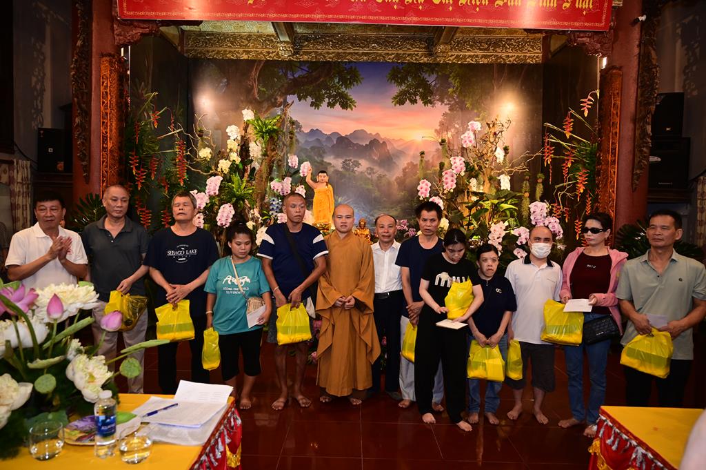 Hải Phòng: Trang nghiêm lễ Mộc Dục và trao 415 triệu đồng nhân đại lễ Phật đản PL. 2570 tại chùa Đỏ插图24