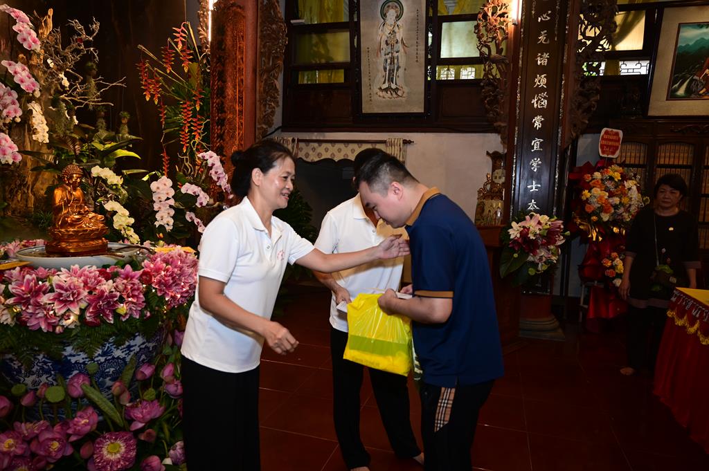 Hải Phòng: Trang nghiêm lễ Mộc Dục và trao 415 triệu đồng nhân đại lễ Phật đản PL. 2570 tại chùa Đỏ插图110
