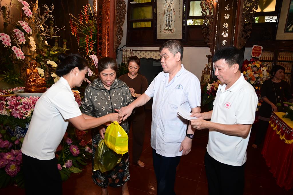 Hải Phòng: Trang nghiêm lễ Mộc Dục và trao 415 triệu đồng nhân đại lễ Phật đản PL. 2570 tại chùa Đỏ插图111