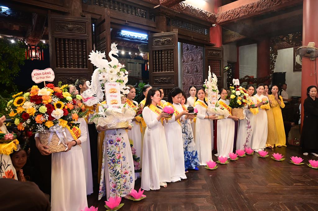 Hải Phòng: Trang nghiêm lễ Mộc Dục và trao 415 triệu đồng nhân đại lễ Phật đản PL. 2570 tại chùa Đỏ插图6