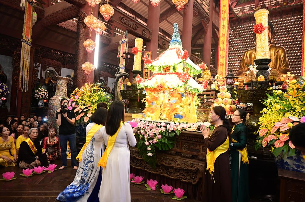 Hải Phòng: Trang nghiêm lễ Mộc Dục và trao 415 triệu đồng nhân đại lễ Phật đản PL. 2570 tại chùa Đỏ插图45
