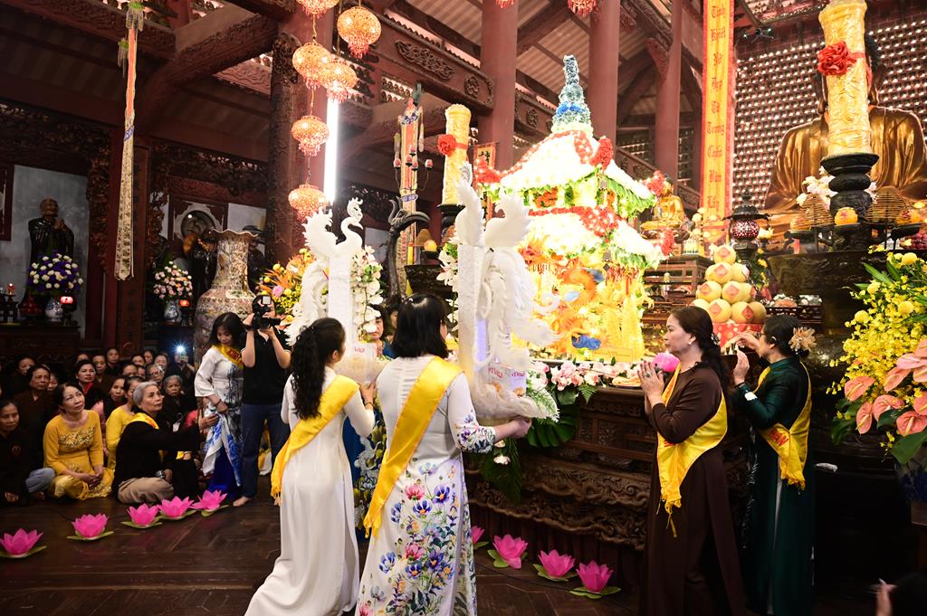 Hải Phòng: Trang nghiêm lễ Mộc Dục và trao 415 triệu đồng nhân đại lễ Phật đản PL. 2570 tại chùa Đỏ插图46