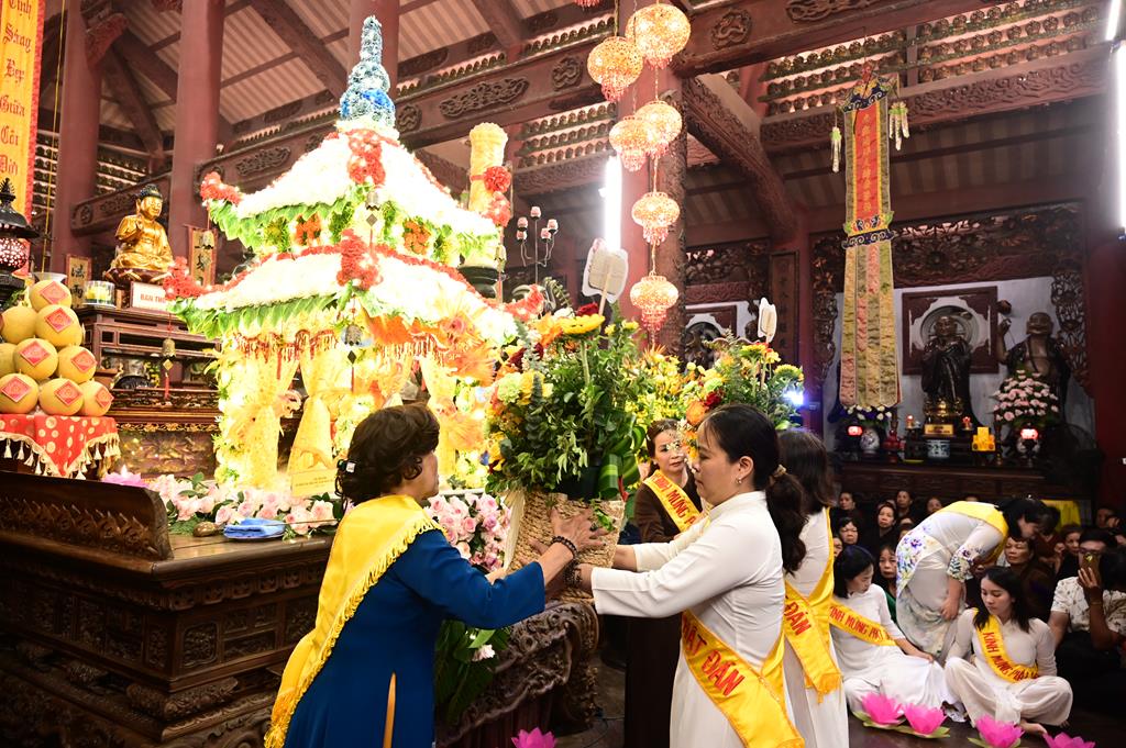 Hải Phòng: Trang nghiêm lễ Mộc Dục và trao 415 triệu đồng nhân đại lễ Phật đản PL. 2570 tại chùa Đỏ插图10