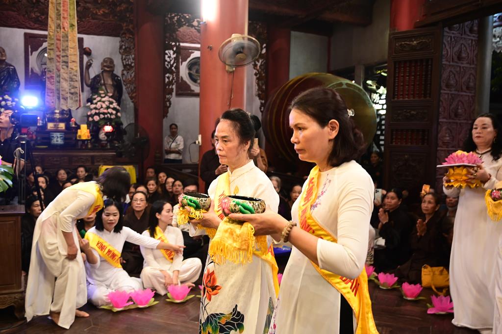 Hải Phòng: Trang nghiêm lễ Mộc Dục và trao 415 triệu đồng nhân đại lễ Phật đản PL. 2570 tại chùa Đỏ插图49