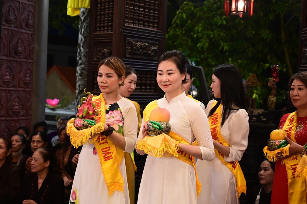 Hải Phòng: Trang nghiêm lễ Mộc Dục và trao 415 triệu đồng nhân đại lễ Phật đản PL. 2570 tại chùa Đỏ插图9