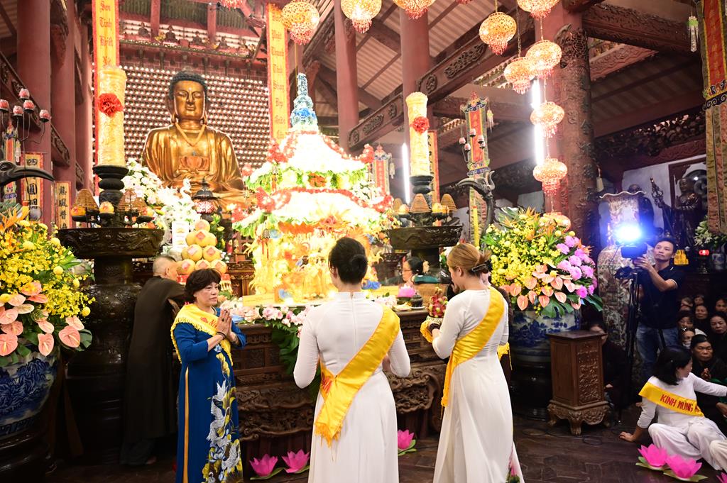 Hải Phòng: Trang nghiêm lễ Mộc Dục và trao 415 triệu đồng nhân đại lễ Phật đản PL. 2570 tại chùa Đỏ插图8