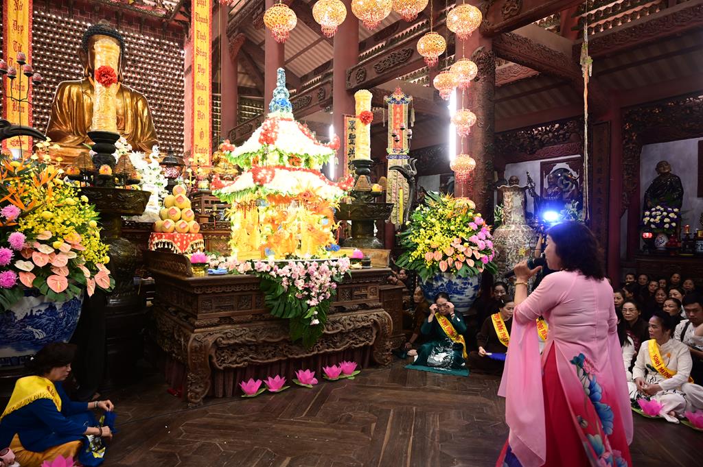 Hải Phòng: Trang nghiêm lễ Mộc Dục và trao 415 triệu đồng nhân đại lễ Phật đản PL. 2570 tại chùa Đỏ插图13