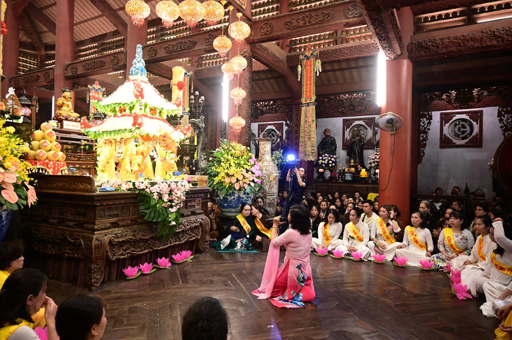 Hải Phòng: Trang nghiêm lễ Mộc Dục và trao 415 triệu đồng nhân đại lễ Phật đản PL. 2570 tại chùa Đỏ插图12