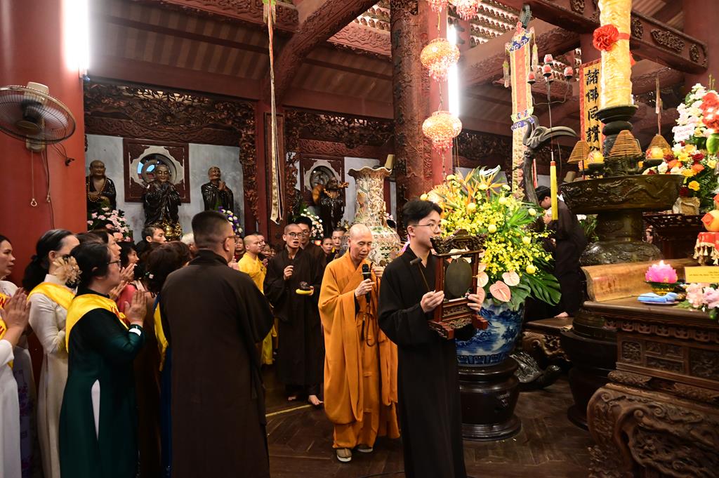 Hải Phòng: Trang nghiêm lễ Mộc Dục và trao 415 triệu đồng nhân đại lễ Phật đản PL. 2570 tại chùa Đỏ插图15