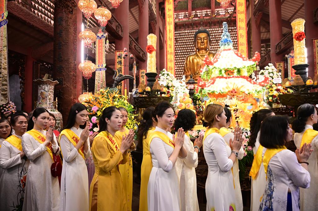 Hải Phòng: Trang nghiêm lễ Mộc Dục và trao 415 triệu đồng nhân đại lễ Phật đản PL. 2570 tại chùa Đỏ插图74