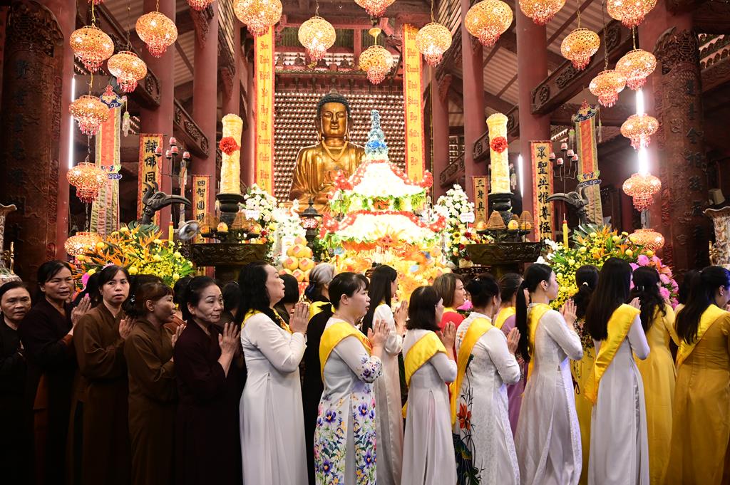 Hải Phòng: Trang nghiêm lễ Mộc Dục và trao 415 triệu đồng nhân đại lễ Phật đản PL. 2570 tại chùa Đỏ插图17