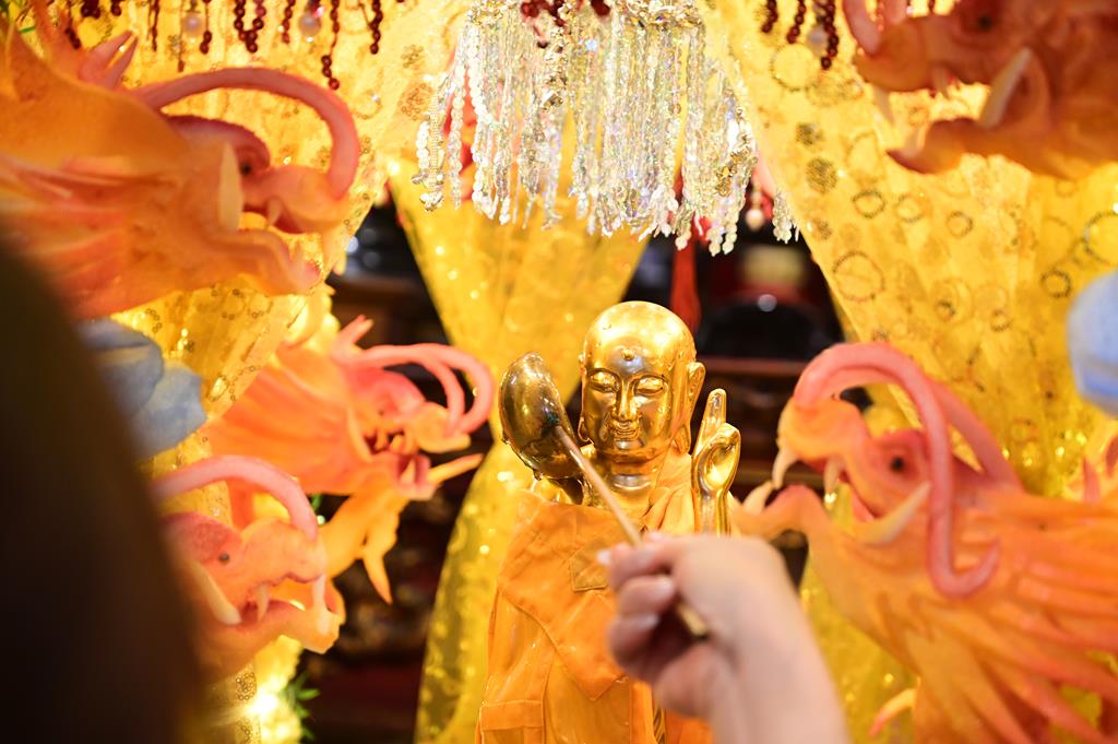 Hải Phòng: Trang nghiêm lễ Mộc Dục và trao 415 triệu đồng nhân đại lễ Phật đản PL. 2570 tại chùa Đỏ插图87