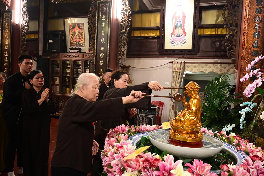 Hải Phòng: Trang nghiêm lễ Mộc Dục và trao 415 triệu đồng nhân đại lễ Phật đản PL. 2570 tại chùa Đỏ插图91