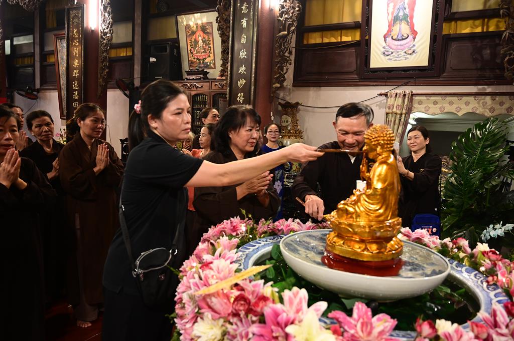 Hải Phòng: Trang nghiêm lễ Mộc Dục và trao 415 triệu đồng nhân đại lễ Phật đản PL. 2570 tại chùa Đỏ插图93