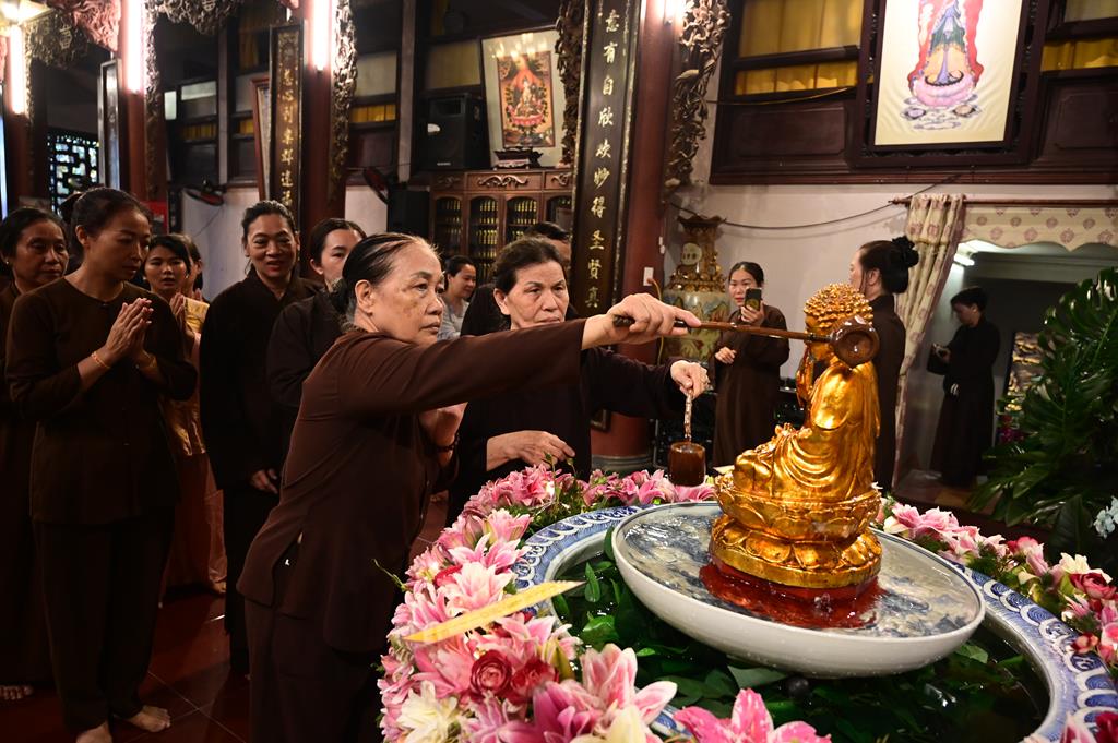 Hải Phòng: Trang nghiêm lễ Mộc Dục và trao 415 triệu đồng nhân đại lễ Phật đản PL. 2570 tại chùa Đỏ插图21