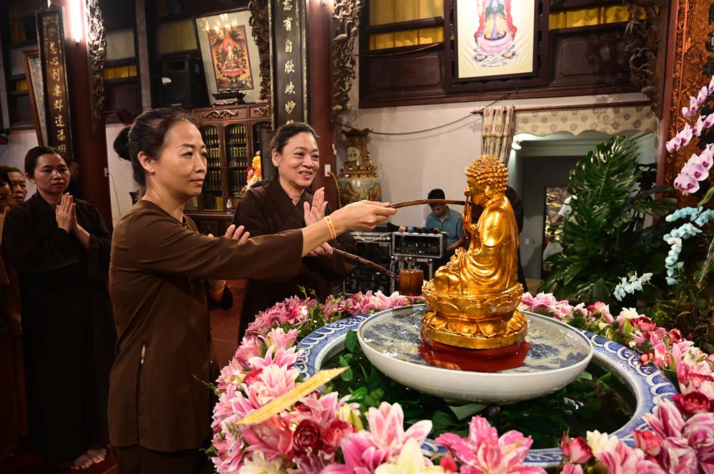 Hải Phòng: Trang nghiêm lễ Mộc Dục và trao 415 triệu đồng nhân đại lễ Phật đản PL. 2570 tại chùa Đỏ插图94