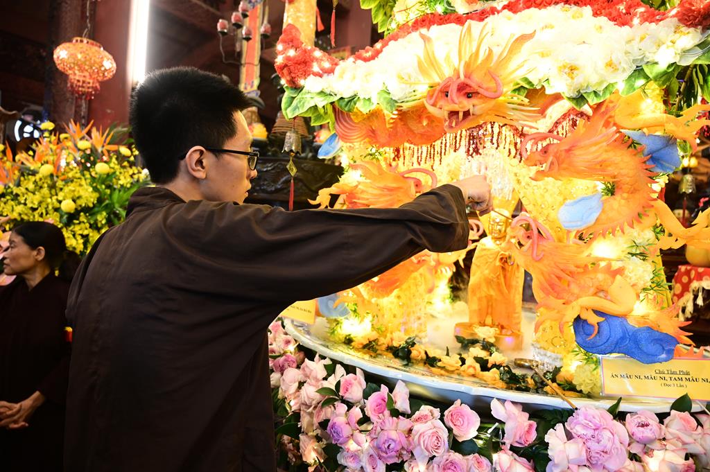 Hải Phòng: Trang nghiêm lễ Mộc Dục và trao 415 triệu đồng nhân đại lễ Phật đản PL. 2570 tại chùa Đỏ插图20