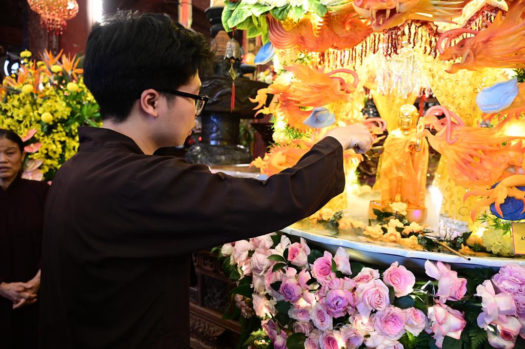 Hải Phòng: Trang nghiêm lễ Mộc Dục và trao 415 triệu đồng nhân đại lễ Phật đản PL. 2570 tại chùa Đỏ插图96