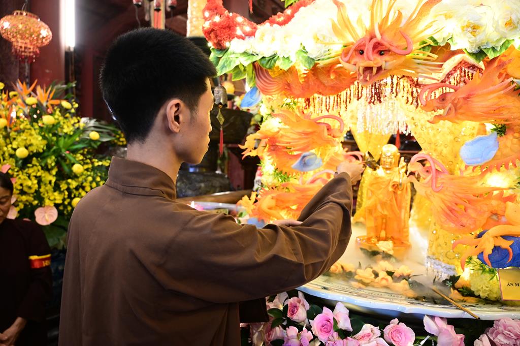 Hải Phòng: Trang nghiêm lễ Mộc Dục và trao 415 triệu đồng nhân đại lễ Phật đản PL. 2570 tại chùa Đỏ插图97